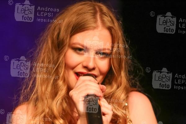ZOË & Band Live – Programm „Debut“ 11.06.2015 |   Theater am Spittelberg |  PR SCHWAIGER MUSIC MANAGEMENT
 <br>im Bild:<br>
 ZOE -live a d Bühne