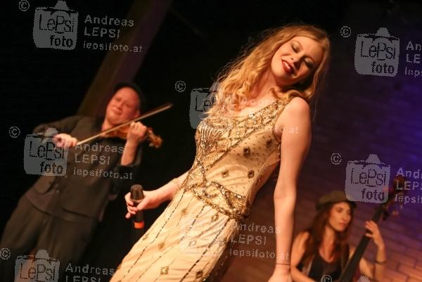 ZOË & Band Live – Programm „Debut“ 11.06.2015 |   Theater am Spittelberg |  PR SCHWAIGER MUSIC MANAGEMENT
 <br>im Bild:<br>
 ZOE & Band -live a d Bühne