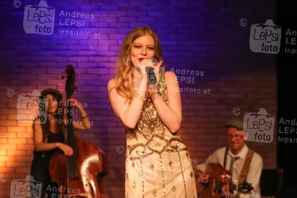 ZOË & Band Live – Programm „Debut“ 11.06.2015 |   Theater am Spittelberg |  PR SCHWAIGER MUSIC MANAGEMENT
 <br>im Bild:<br>
 ZOE & Band -live a d Bühne