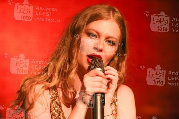 ZOË & Band Live – Programm „Debut“ 11.06.2015 |   Theater am Spittelberg |  PR SCHWAIGER MUSIC MANAGEMENT
 <br>im Bild:<br>
 ZOE -live a d Bühne