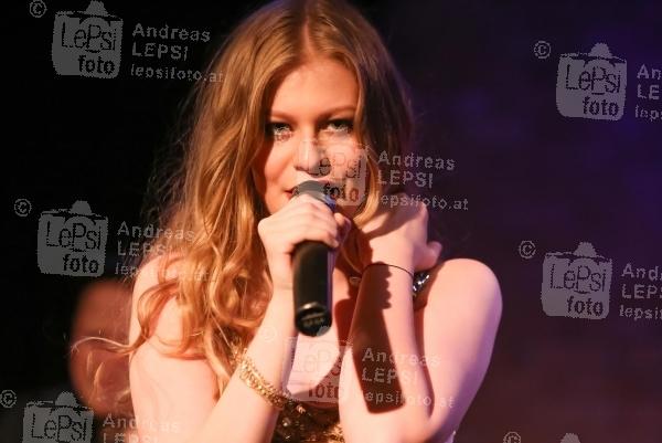 ZOË & Band Live – Programm „Debut“ 11.06.2015 |   Theater am Spittelberg |  PR SCHWAIGER MUSIC MANAGEMENT
 <br>im Bild:<br>
 ZOE -live a d Bühne