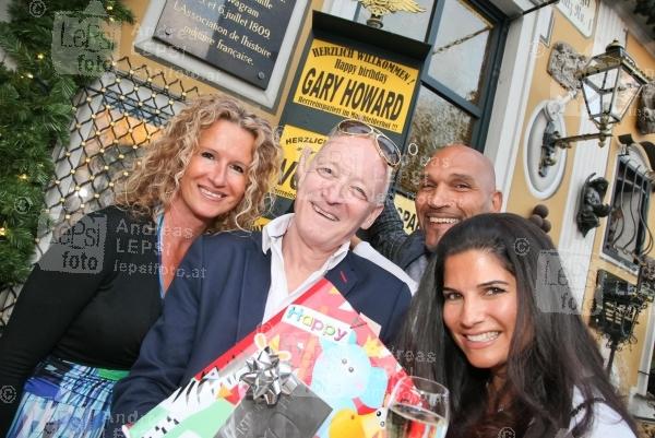 GARY HOWARD feiert seinen 60sten Geburtstag 17.06.2015 | Marchfelderhof/Deutsch-Wagram | standesgemäß bei Gerhard Bocek<br>im Bild:<br> Lydia Süly, Gary Howard, Cyril Radlher, Mitra Miraghai