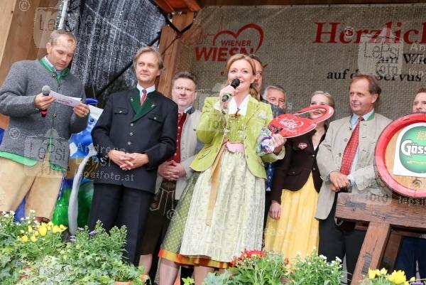 24.09.2015 |  Wiener Prater/Kaiserwiese |  Oktoberfest in Wien<br>im Bild:<br> Claudia Wiesner -GF Wiener Wiesn &ndash;a d B&uuml;hne