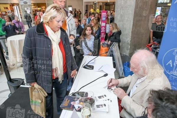24.09.2015 |  Wien Mitte The Mall |  Buch-Pr&auml;sentation v. Amalthea Verlag | PR Robin Consult<br>im Bild:<br> Karl Merkatz -b d Autogramm-Stunde