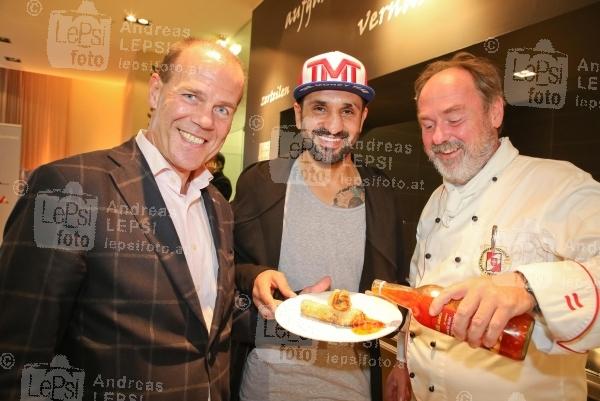 Welcome-Cooking! Ein Dinner für die Menschlichkeit 06.10.2015 |  Avocado Lunch |  mit Starkoch Sigi Kröpfl & Friends | PR Robin Cosult <br>im Bild:<br> Peter Dobcak -WKW Gastronomie Obmann, Fadi Merza