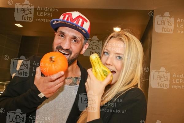 Welcome-Cooking! Ein Dinner für die Menschlichkeit 06.10.2015 |  Avocado Lunch |  mit Starkoch Sigi Kröpfl & Friends | PR Robin Cosult <br>im Bild:<br> Fadi Merza, Chiara Pisati