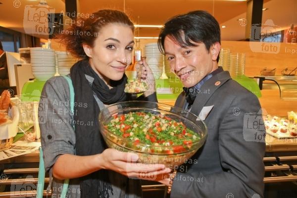 Welcome-Cooking! Ein Dinner für die Menschlichkeit 06.10.2015 |  Avocado Lunch |  mit Starkoch Sigi Kröpfl & Friends | PR Robin Cosult <br>im Bild:<br> Nadine Beiler, La Hong Nhut