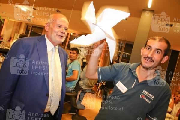 Welcome-Cooking! Ein Dinner für die Menschlichkeit 06.10.2015 |  Avocado Lunch |  mit Starkoch Sigi Kröpfl & Friends | PR Robin Cosult <br>im Bild:<br> Manfred Ainedter -mit Firedens-Taube