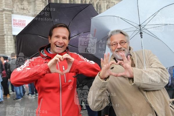 Größtes Herz aus Menschen 07.10.2015 | Wiener Rathausplatz | Weltrekordversuch für Kira Grünberg und Vanessa Sahinovic | PR Robin Consult <br>im Bild:<br> Alexander Rüdiger, Adi Hirschal