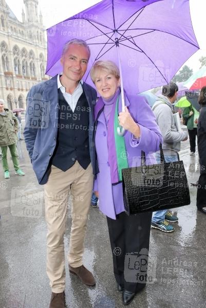Größtes Herz aus Menschen 07.10.2015 | Wiener Rathausplatz | Weltrekordversuch für Kira Grünberg und Vanessa Sahinovic | PR Robin Consult <br>im Bild:<br> Rainer Pariasek, Maria Rauch-Kallat