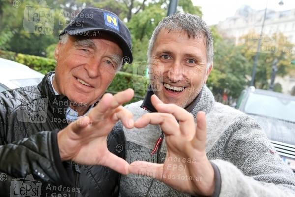 Größtes Herz aus Menschen 07.10.2015 | Wiener Rathausplatz | Weltrekordversuch für Kira Grünberg und Vanessa Sahinovic | PR Robin Consult <br>im Bild:<br> Gunnar Prokop, Herbert Rieser -Cafe+Co