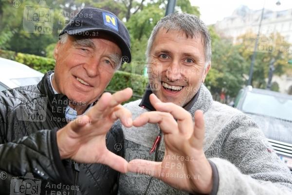 07.10.2015 |  Wiener Rathausplatz |  Weltrekordversuch f&uuml;r Kira Gr&uuml;nberg und Vanessa Sahinovic |&nbsp;PR Robin Consult <br>im Bild:<br> Gunnar Prokop, Herbert Rieser -Cafe+Co