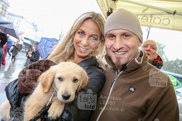 Größtes Herz aus Menschen 07.10.2015 | Wiener Rathausplatz | Weltrekordversuch für Kira Grünberg und Vanessa Sahinovic | PR Robin Consult <br>im Bild:<br> Yvonne Rueff, Christian Rijavec