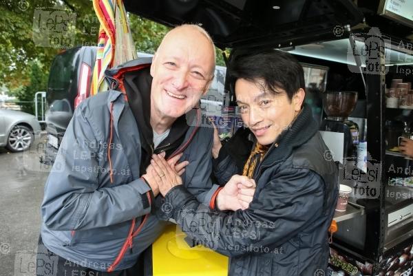 Größtes Herz aus Menschen 07.10.2015 | Wiener Rathausplatz | Weltrekordversuch für Kira Grünberg und Vanessa Sahinovic | PR Robin Consult <br>im Bild:<br> Gary Howard, La Hong Nhut