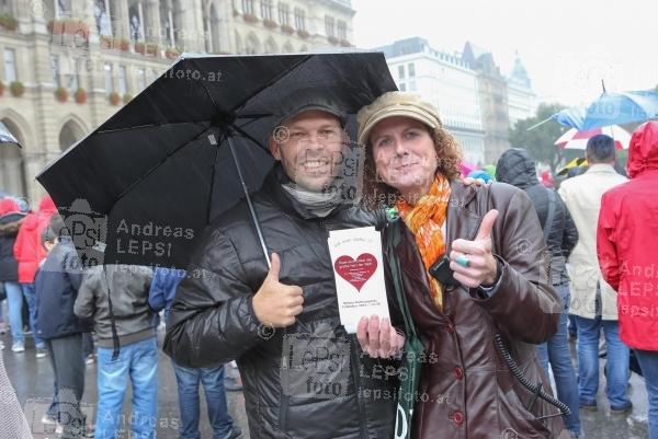 Größtes Herz aus Menschen 07.10.2015 | Wiener Rathausplatz | Weltrekordversuch für Kira Grünberg und Vanessa Sahinovic | PR Robin Consult <br>im Bild:<br> Christoph Sieber, Sylvia Plischke