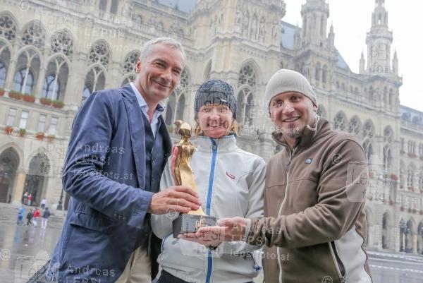 Größtes Herz aus Menschen 07.10.2015 | Wiener Rathausplatz | Weltrekordversuch für Kira Grünberg und Vanessa Sahinovic | PR Robin Consult <br>im Bild:<br> Rainer Pariasek, Emese Dörfler-Antal, Christian Rijavec
