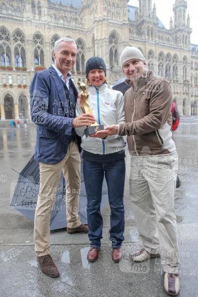Größtes Herz aus Menschen 07.10.2015 | Wiener Rathausplatz | Weltrekordversuch für Kira Grünberg und Vanessa Sahinovic | PR Robin Consult <br>im Bild:<br> Rainer Pariasek, Emese Dörfler-Antal, Christian Rijavec