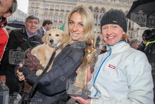 07.10.2015 |  Wiener Rathausplatz |  Weltrekordversuch f&uuml;r Kira Gr&uuml;nberg und Vanessa Sahinovic |&nbsp;PR Robin Consult <br>im Bild:<br> Yvonne Rueff, Emese D&ouml;rfler-Antal