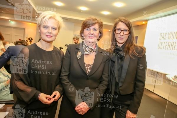 IRONIMUS - Das Wunder Östereich 21.10.2015 | Novomatic Forum | Karikaturen aus 60 Jahren<br>im Bild:<br> Ildiko Raimondi, Maria Köstlinger, Helga Rabl-Stadler