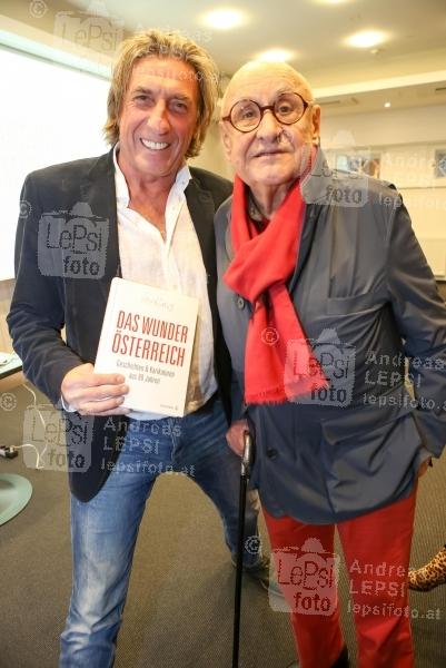 IRONIMUS - Das Wunder Östereich 21.10.2015 | Novomatic Forum | Karikaturen aus 60 Jahren<br>im Bild:<br> Gustav Peichl -Ironimus, Norbert Blecha -Terrafilmgroup