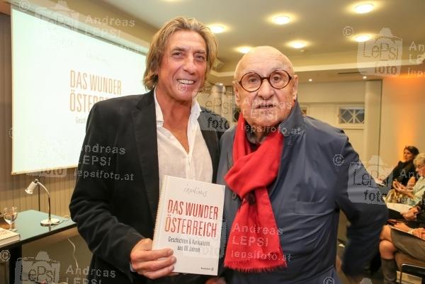 IRONIMUS - Das Wunder Östereich 21.10.2015 | Novomatic Forum | Karikaturen aus 60 Jahren<br>im Bild:<br> Gustav Peichl -Ironimus, Norbert Blecha -Terrafilmgroup