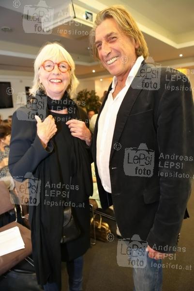 IRONIMUS - Das Wunder Östereich 21.10.2015 | Novomatic Forum | Karikaturen aus 60 Jahren<br>im Bild:<br> Birgit Hutter, Norbert Blecha -Terrafilmgroup