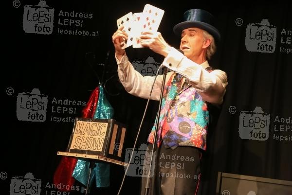 10.12.2015 |  Circus u. Clown Museum Wien |  Comedy Magic Show<br>im Bild:<br> Michael Swatosch u. Andreas Swatosch - The Fools Brothers -a d B&uuml;hne