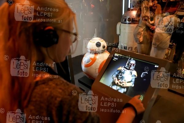 17.12.2015 |  MAK Wien |  ViP Opening zur Ausstellung aus dem Lucasfilm-Archiven<br>im Bild:<br> Besucher, kleiner Roboter BB-8 -das Original a d Film