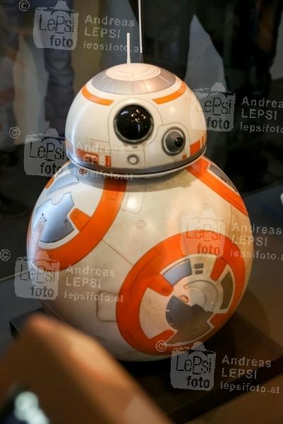 17.12.2015 |  MAK Wien |  ViP Opening zur Ausstellung aus dem Lucasfilm-Archiven<br>im Bild:<br> kleiner Roboter BB-8 -das Original a d Film