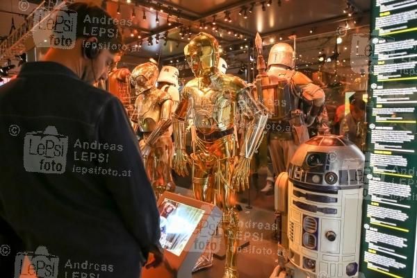 17.12.2015 |  MAK Wien |  ViP Opening zur Ausstellung aus dem Lucasfilm-Archiven<br>im Bild:<br> Besucher, C-3PO, R2-D2 -das Original a d Film