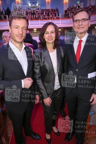 ADGAR Gala 2016 10.03.2016 | Wiener Konzerthaus | Werbepreis VÖZ <br>im Bild:<br> Gernot Blümel -ÖVP, Ministerin Sophie Karmasin, Thomas Kralinger -VÖZ-Präsident