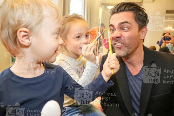 MANNER OSTER FEST 12.03.2016 | Wiener Augarten | Promi-Benefiz f. d. SOS Kinderdorf <br>im Bild:<br> Andi Seidl -mit seinen Kindern Levi u. Maxim