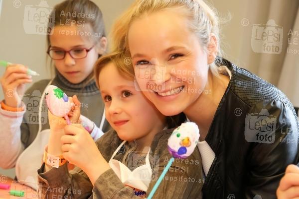 MANNER OSTER FEST 12.03.2016 | Wiener Augarten | Promi-Benefiz f. d. SOS Kinderdorf <br>im Bild:<br> Stefanie Meier-Stauffer -mit Tochter Marie