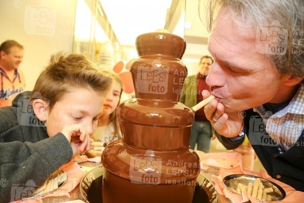 MANNER OSTER FEST 12.03.2016 | Wiener Augarten | Promi-Benefiz f. d. SOS Kinderdorf <br>im Bild:<br> Oliver Stamm -mit Sohn Konstantin