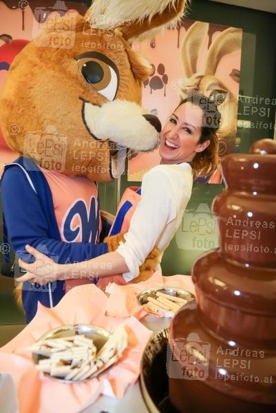 MANNER OSTER FEST 12.03.2016 | Wiener Augarten | Promi-Benefiz f. d. SOS Kinderdorf <br>im Bild:<br> Kati Bellowitsch -mit Oster Hase