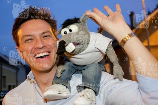 ROBERT STEINER u. ROLF RÜDIGER 04.04.2016 |  Deutsch-Wagram |  die beiden Radio Wien-Stars für unsere Kleinen u. Großen<br>im Bild:<br> Robert Steiner -Radio Wien Kinder-Moderator, TV-Ratte Rolf Rüdiger