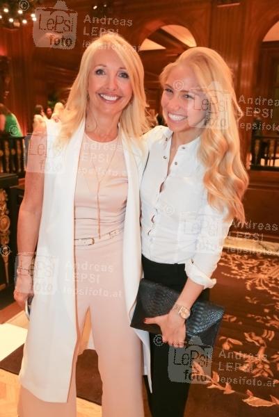 look! Business Awards 2016 05.04.2016 |  Park Hyatt Vienna |  die Reihe starker Initiativen für erfolgreiche Karriere-Frauen<br>im Bild:<br> Uschi Fellner, Jenny Fellner