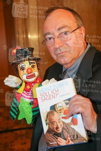 14.04.2016 |   Theatermuseum Wien |  Kinder-Legende Clown Enrico pr&auml;sentiert sein neues Buch<br>im Bild:<br> Heinz Zuber -mit seinem Alias Clown Enrico u. Buch