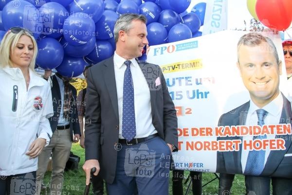 21.04.2016 |   ORF Zentrum |  Kandidaten zur Bundespr&auml;sidentschaftswahl 2016 in &Ouml;sterreich<br>im Bild:<br> Norbert Hofer -FP&Ouml; -mit Fans u. Wahlhelfern