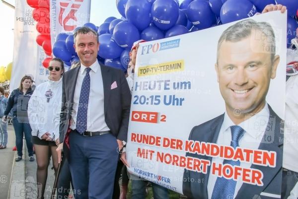 21.04.2016 |   ORF Zentrum |  Kandidaten zur Bundespr&auml;sidentschaftswahl 2016 in &Ouml;sterreich<br>im Bild:<br> Norbert Hofer -FP&Ouml; -mit Fans u. Wahlhelfern