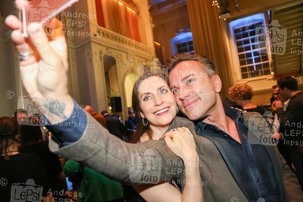 27.04.2016 |  MuseumsQuartier |  Wien-Premiere des preisgekr&ouml;nten Broadway Musicals!<br>im Bild:<br> Pia Douwes, Uwe Kr&ouml;ger -Selfie-Action -Premierenfeier