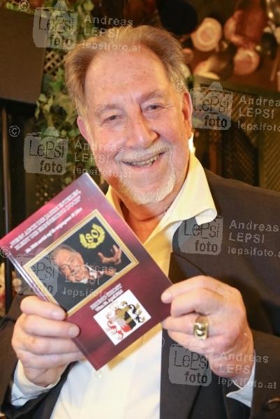 BRUNO THOST feiert sein 50. Bühnenjubiläum 02.05.2016 | Marchfelderhof/Deutsch-Wagram | mit prominente Freunde aus der Musik- u. Schauspiel-Szene. <br>im Bild:<br> Bruno Thost -mit neuem Buch zu seinem 80. Geburtstag