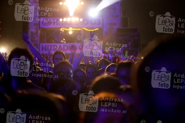 24.-26.06.2016 |  Donauinsel – Neue Donau |  33. Donauinselfest, Musik Festival<br>im Bild:<br> Fr, 24.6: &Ouml;3 Festb&uuml;hne, Publikum, Stimmung, &Uuml;bersicht