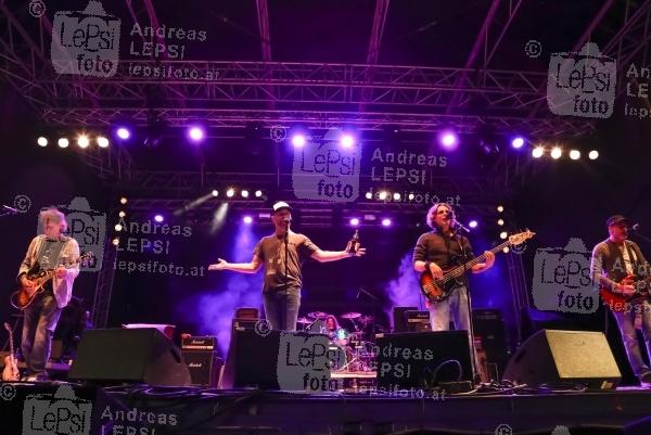 12.-14.08.2016 |  Alberner Hafen/Donau |  Musikfestival in Simmering<br>im Bild:<br> 12.08: Alkbottle -live a d B&uuml;hne