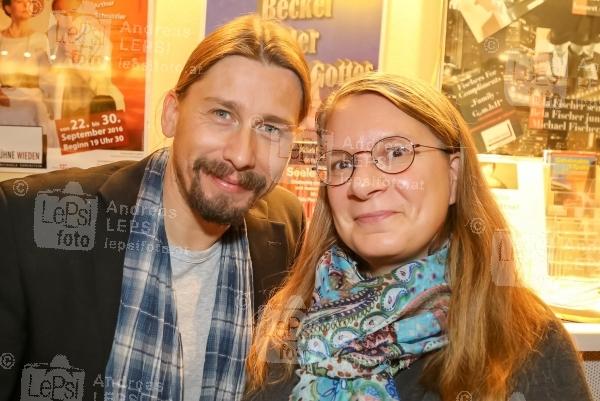 GEHEIMAKTE TRIPOLIS 11.10.2016 |  Freie Bühne Wieden |  Premieren Abend in Wieden | MTT PR <br>im Bild:<br> Andreas Lepsi -PR Fotograf, Anja Schmidt -Kultur Bloggerin u Journalistin