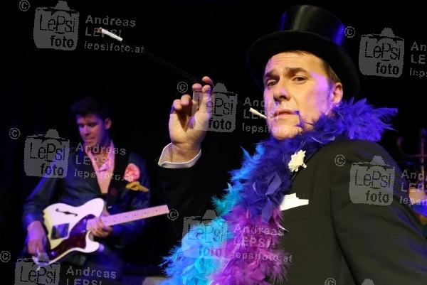 ALEXANDER M. HELMER - Bel Ami 25.10.2016 | Wiener Metropol | Premiere d neuen Revue | PR SCHWAIGER MUSIC MANAGEMENT<br>im Bild:<br>Alexander M. Helmer u. Band -live a d Bühne