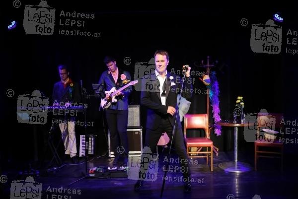 ALEXANDER M. HELMER - Bel Ami 25.10.2016 | Wiener Metropol | Premiere d neuen Revue | PR SCHWAIGER MUSIC MANAGEMENT<br>im Bild:<br>Alexander M. Helmer u. Band -live a d Bühne