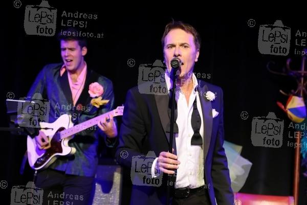 ALEXANDER M. HELMER - Bel Ami 25.10.2016 | Wiener Metropol | Premiere d neuen Revue | PR SCHWAIGER MUSIC MANAGEMENT<br>im Bild:<br>Alexander M. Helmer u. Band -live a d Bühne
