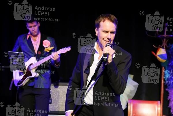 ALEXANDER M. HELMER - Bel Ami 25.10.2016 | Wiener Metropol | Premiere d neuen Revue | PR SCHWAIGER MUSIC MANAGEMENT<br>im Bild:<br>Alexander M. Helmer u. Band -live a d Bühne