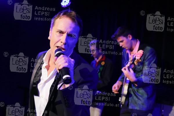 ALEXANDER M. HELMER - Bel Ami 25.10.2016 | Wiener Metropol | Premiere d neuen Revue | PR SCHWAIGER MUSIC MANAGEMENT<br>im Bild:<br>Alexander M. Helmer u. Band -live a d Bühne